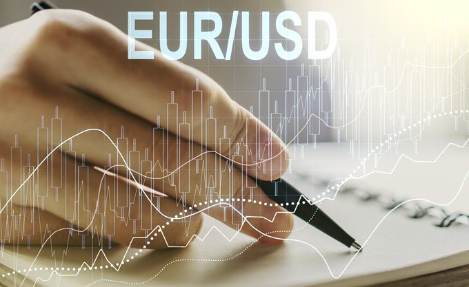 Το ευρώ ενισχύεται οριακά 0,05%, στα 1,0678 δολάρια