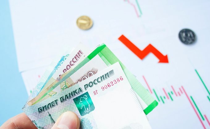 Ρωσία: Η ουκρανική κρίση &quot;βυθίζει&quot; το ρούβλι - Υποχώρησε σε χαμηλό σχεδόν 15 μηνών