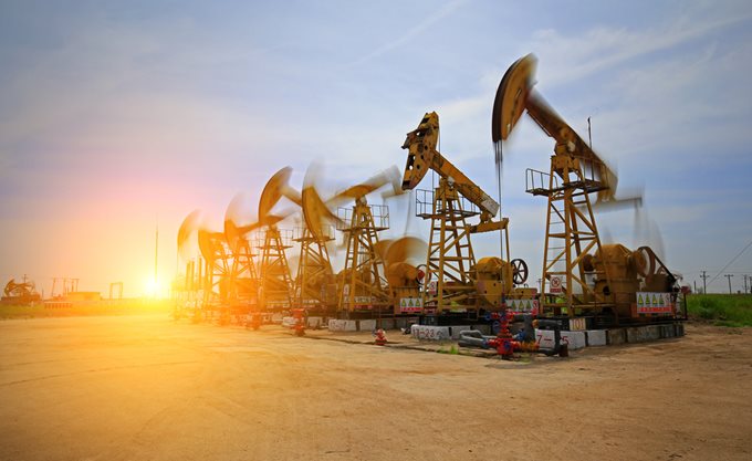 Σταθεροποιητικά το πετρέλαιο μετά τη βουτιά της Παρασκευής