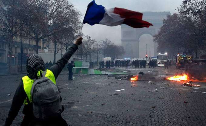 Τα "κίÏÏινα γιλÎκα" ÏÏαÏ
μαÏίζοÏ
ν Ïον ÎακÏÏν