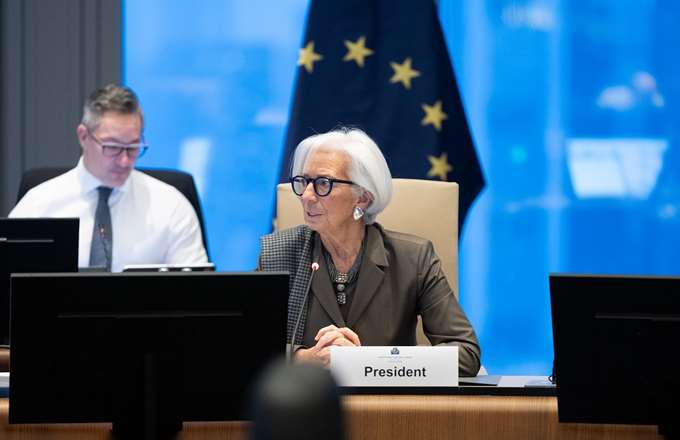 Η ένταση του πολέμου ευρώ - δολαρίου και οι αβεβαιότητες της ΕΚΤ