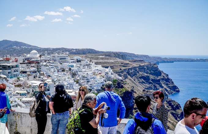 Το νέο ρεκόρ στον τουρισμό φέρνει έσοδα αλλά και προβληματισμό