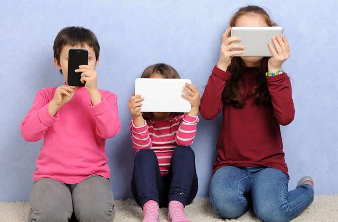 κινητό ηλεκτρονικές συσκευές παιδιά ανήλικοι