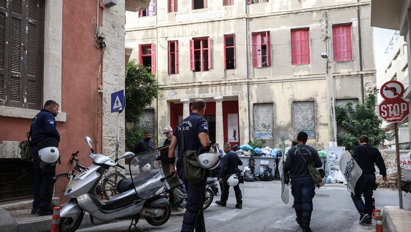 Ηράκλειο: Έφοδος της ΕΛ.ΑΣ. στην κατάληψη του "Ευαγγελισμού" - Έξι συλλήψεις για την επίθεση κατά Βορίδη