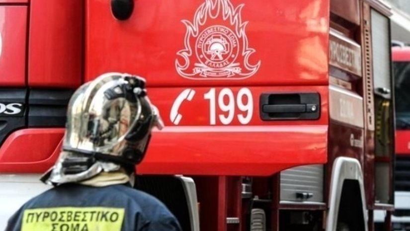 Θεσσαλονίκη: Αυτοκίνητο έπεσε σε κολόνα και τυλίχθηκε στις φλόγες