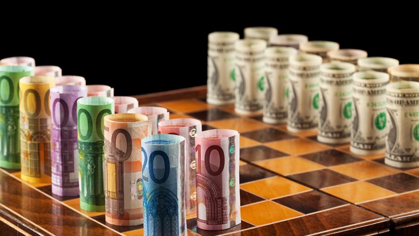 Το ευρώ ενισχύεται έναντι του δολαρίου και το δολάριο έναντι του γεν - Στο επίκεντρο οι πολιτικές εξελίξεις σε Ευρώπη, Ιαπωνία