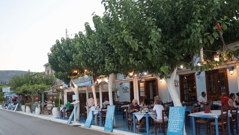 Εστίαση δυο ταχυτήτων: Άδεια τραπέζια στις ταβέρνες - Ουρές στο street food