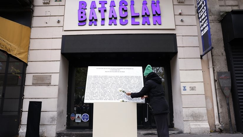 Δέκα χρόνια από τις τρομοκρατικές επιθέσεις στο Παρίσι - Η Γαλλία θρηνεί τους νεκρούς της