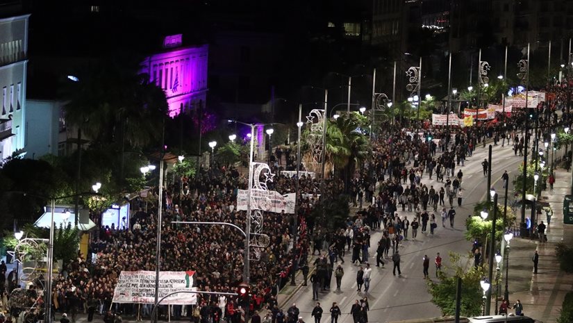 Πλήθος κόσμου στην πορεία για την 52η επέτειο της εξέγερσης του Πολυτεχνείου - 13 συλλήψεις