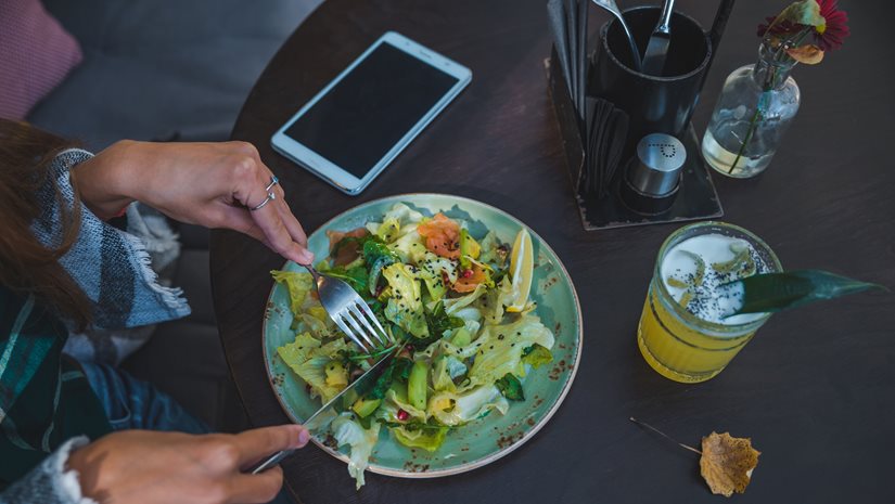 Τι να τρώμε για να κρατήσουμε τη μνήμη μας ζωντανή μετά τα πενήντα, σύμφωνα με μελέτες