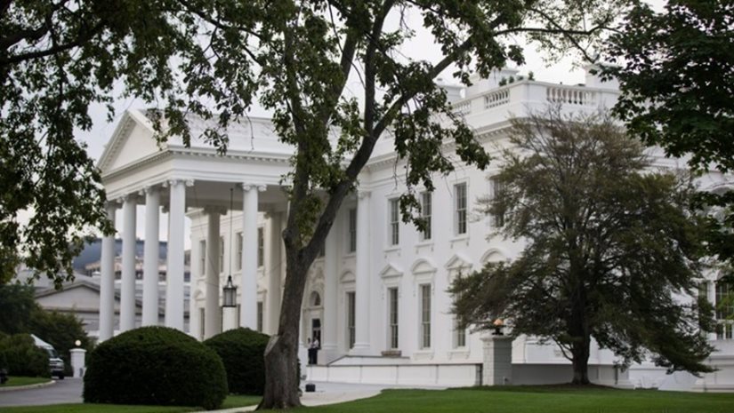 Έρευνα του Λευκού Οίκου για μυστηριώδη μετάδοση βίντεο για "επενδύσεις" στην επίσημη ιστοσελίδα του