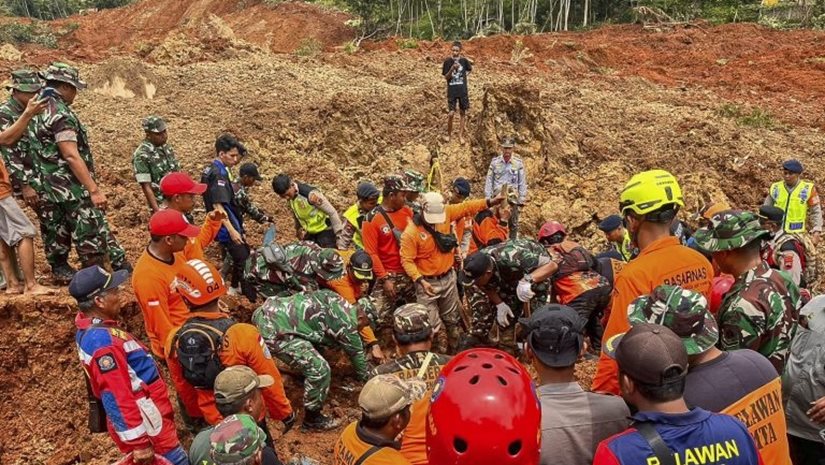 Φονική κατολίσθηση στην Ινδονησία: 11 οι νεκροί, έρευνες για 12 αγνοούμενους