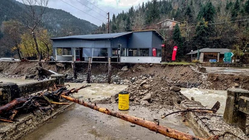 Μετέωρα: Αποκλεισμένα χωριά στον Ασπροπόταμο – Ζημιές στο οδικό δίκτυο από την κακοκαιρία