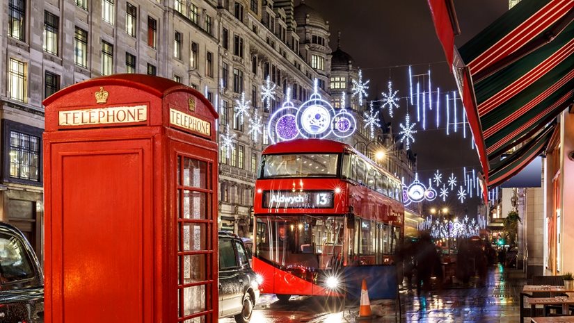 Οι Βρετανοί καταναλωτές μειώνουν τα έξοδα για τα Χριστούγεννα