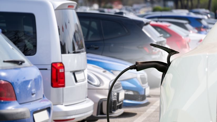 Συνεχίζεται η πτώση στα ηλεκτρικά - Απογειώνονται τα plug-in υβριδικά στην ελληνική αγορά αυτοκινήτου