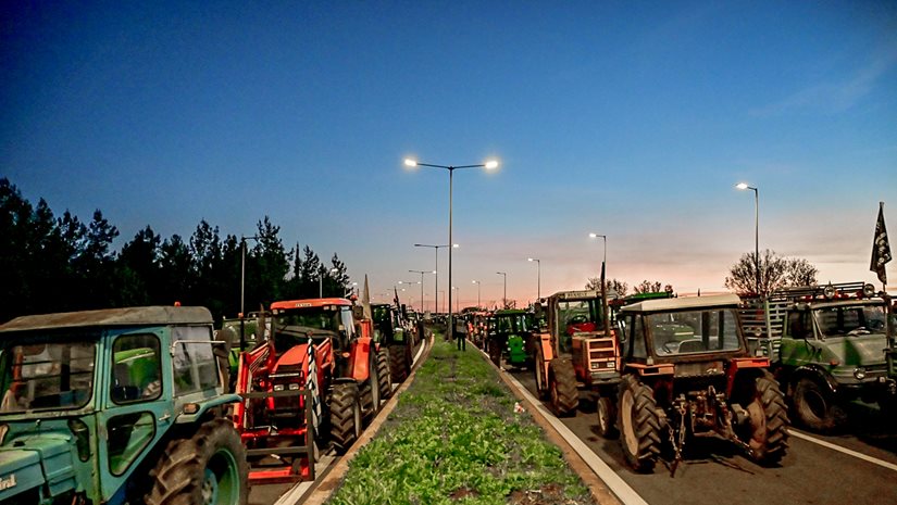 Κλιμακώνουν τις κινητοποιήσεις οι αγρότες της βόρειας Ελλάδας - Κλειστοί οι παράδρομοι της ΕΟ Αθηνών-Θεσσαλονίκης στο μπλόκο της Νίκαιας