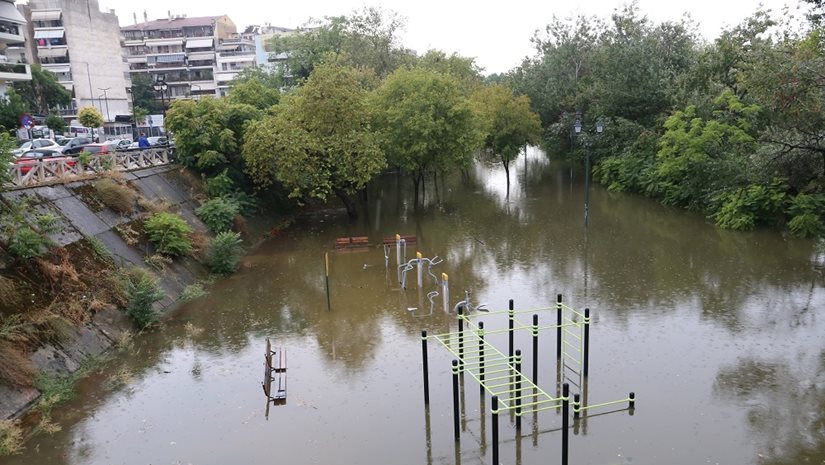 Χιλιάδες στρέμματα καλλιεργειών καλύφθηκαν από την υπερχείλιση του Πηνειού ποταμού σε Τρίκαλα και Λάρισα