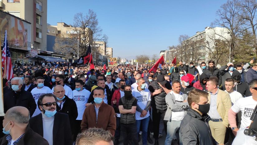 Μεγάλη συγκέντρωση Αλβανών στα Σκόπια υπέρ πρώην ηγετικών στελεχών του UCK που δικάζονται στη Χάγη για εγκλήματα πολέμου