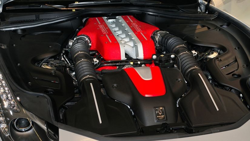 Σε δύο "στρατόπεδα" οι αυτοκινητοβιομηχανίες της Ευρώπης για τους θερμικούς κινητήρες