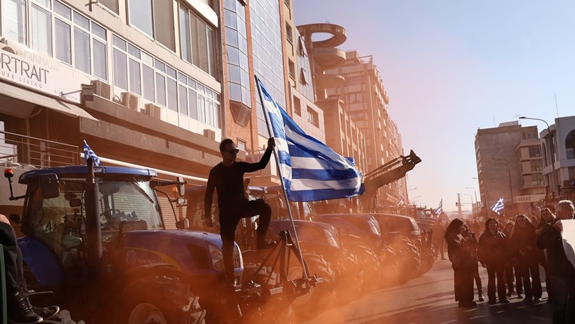 Αγροτικά μπλόκα: Στο λιμάνι της Θεσσαλονίκης έφτασαν τα τρακτέρ - Συμβολικός αποκλεισμός