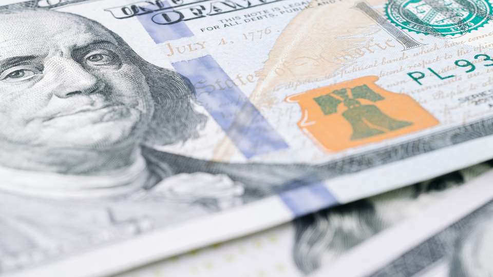 Αν το αδύναμο δολάριο επί Τραμπ είναι πληθωριστικό, τότε επί Μπάιντεν δεν ήταν