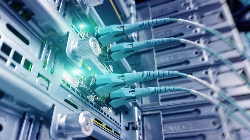 Η χώρα τρέχει στις οπτικές ίνες, αλλά ο χαλκός κρατάει τα πρωτεία