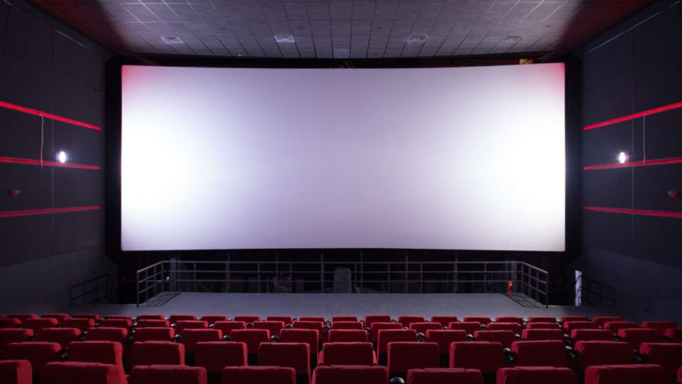 Επιστρέφουν οι Έλληνες στα σινεμά – Πόσα εισιτήρια κόπηκαν το 2025 και οι 10 εμπορικότερες ταινίες